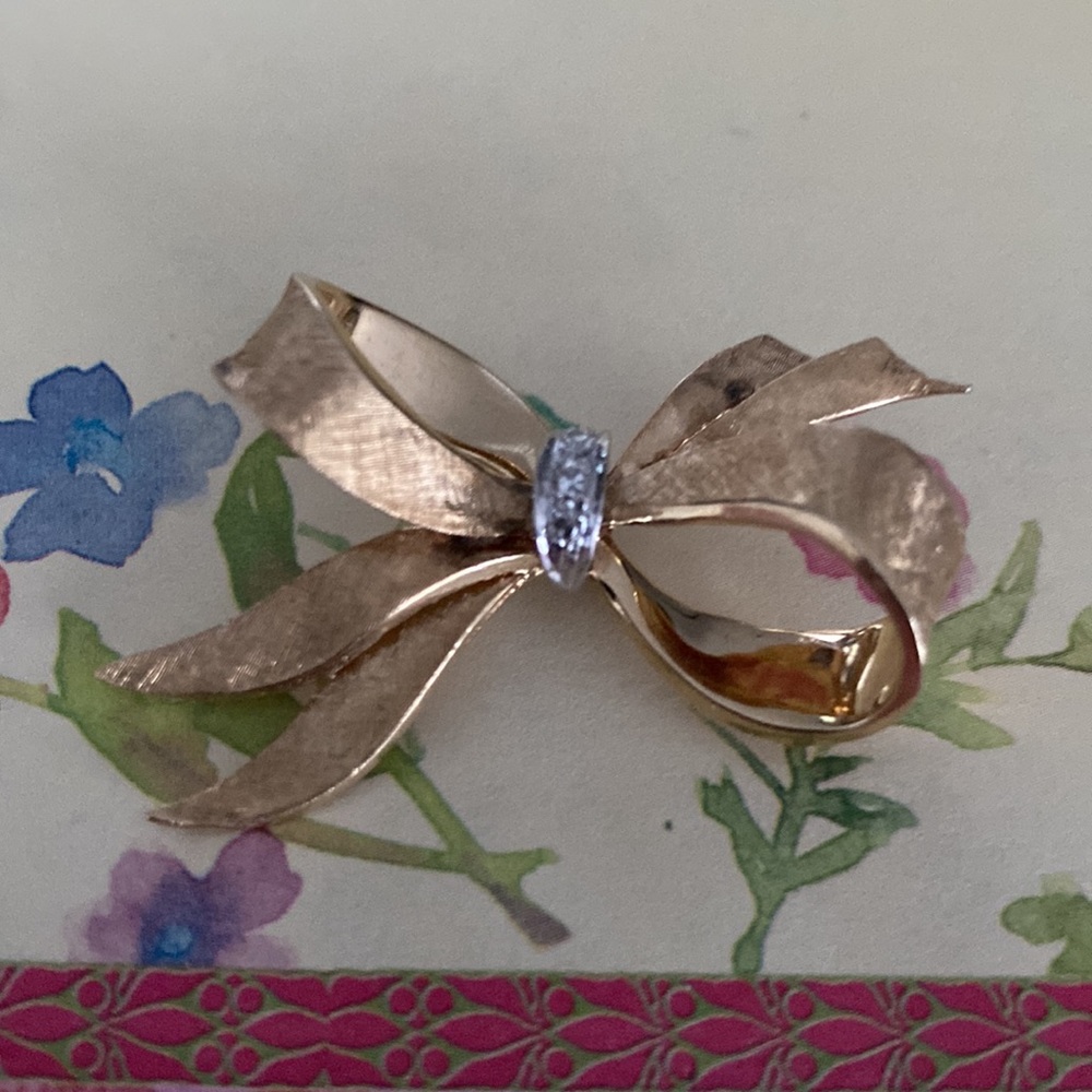 Beautiful Solid 14k Gold Diamond Center Bow Brooch. Preowned in great condition